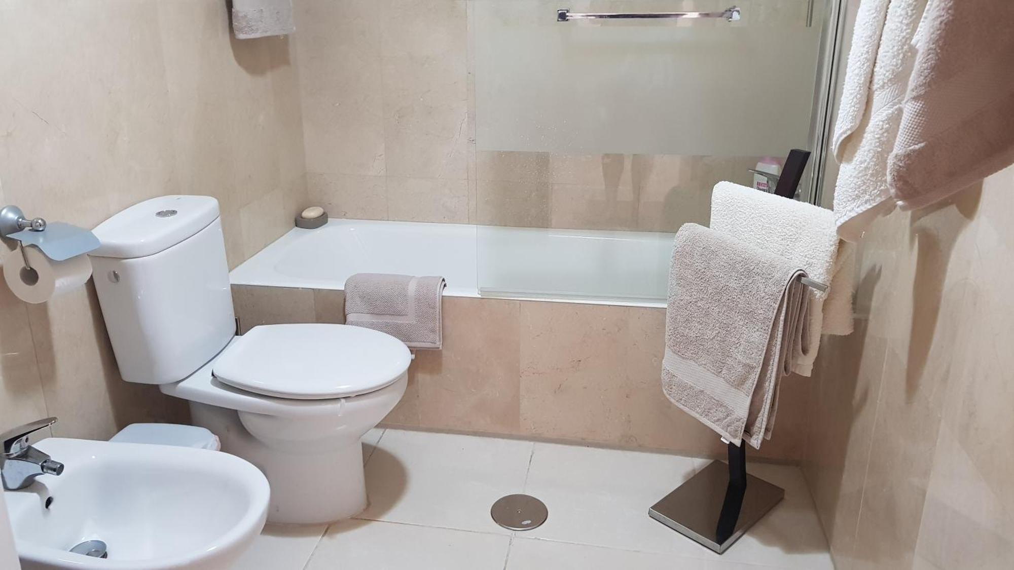 Spacious 3 Bedroom 2 Bathroom Apartment - Puerto Marina Complex لوس الكاثاريس المظهر الخارجي الصورة